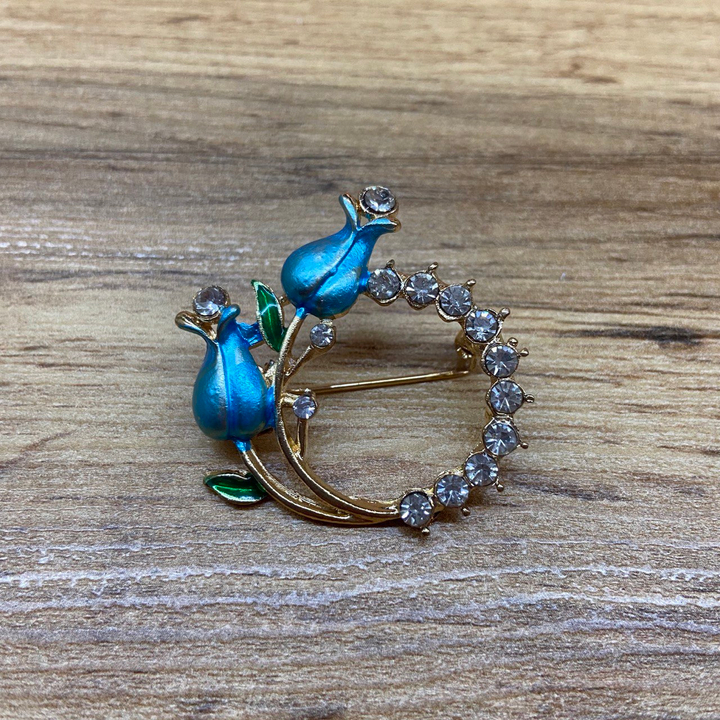 Брошь 3 тюльпана в круге эмаль голубая зеленая стразы металл золотистый