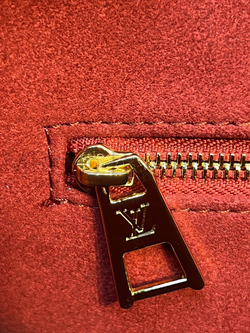 Черная сумка Louis Vuitton Onthego PM с узором монограм