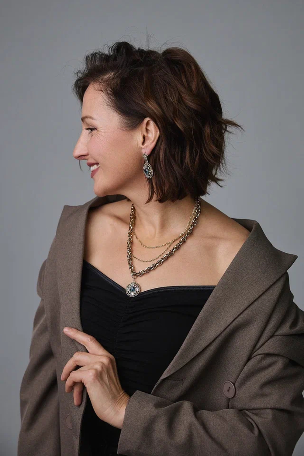 Колье из витой и тонких цепочек с круглым кулоном с синими и светлыми кристаллами