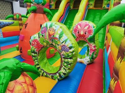 Коммерческий надувной батут "Хамелеон и динозавры" 12*6*6 м