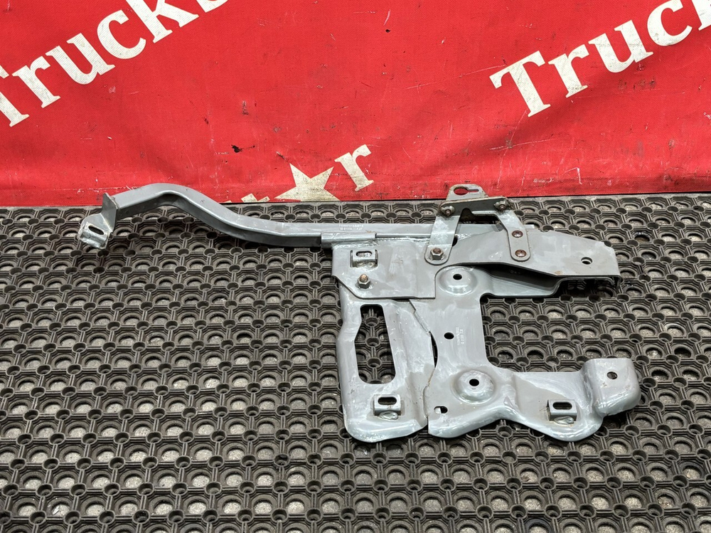 Кронштейн переднего бампера левый 2022г.