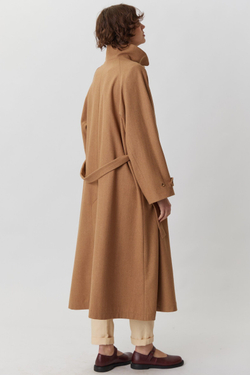 ОБъемное пальто бежевого цвета