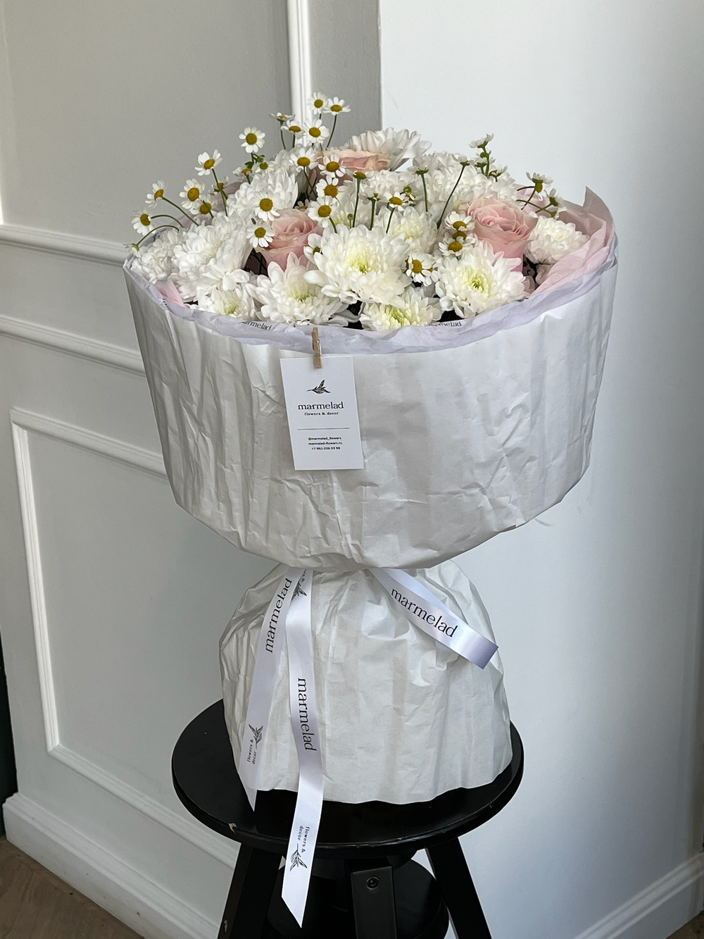 Авторский букет сборный из хризантемы, ромашки и роз