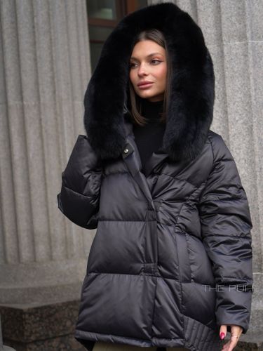 Черный пуховик с капюшоном и мехом песца
