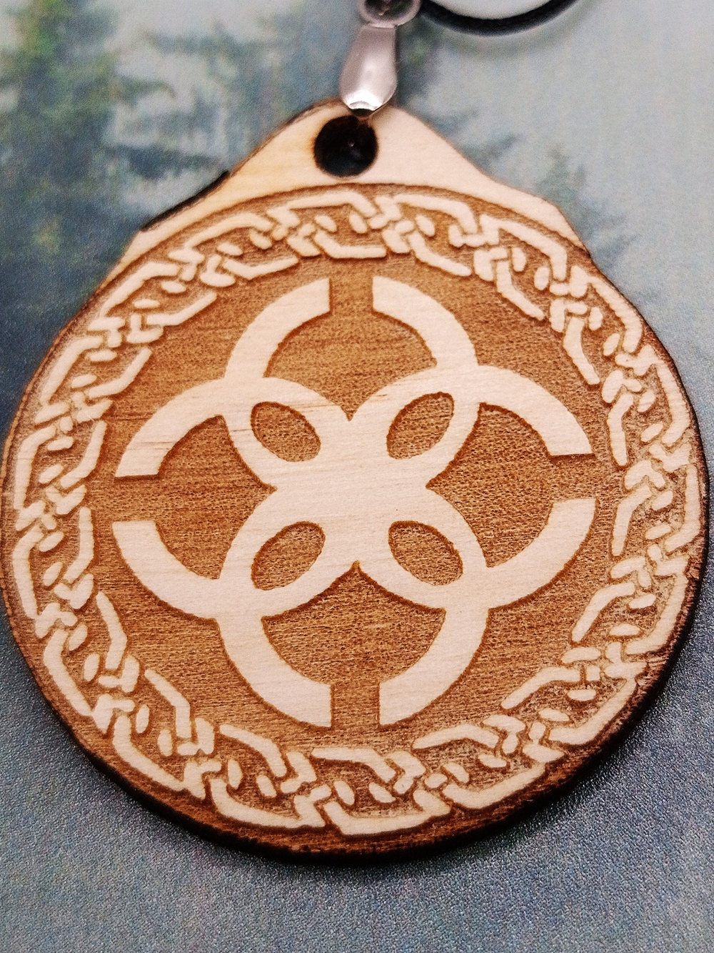 Кулон из дерева Свадебник