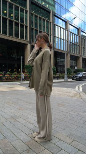 Трикотажный костюм в цвете хаки с брюками