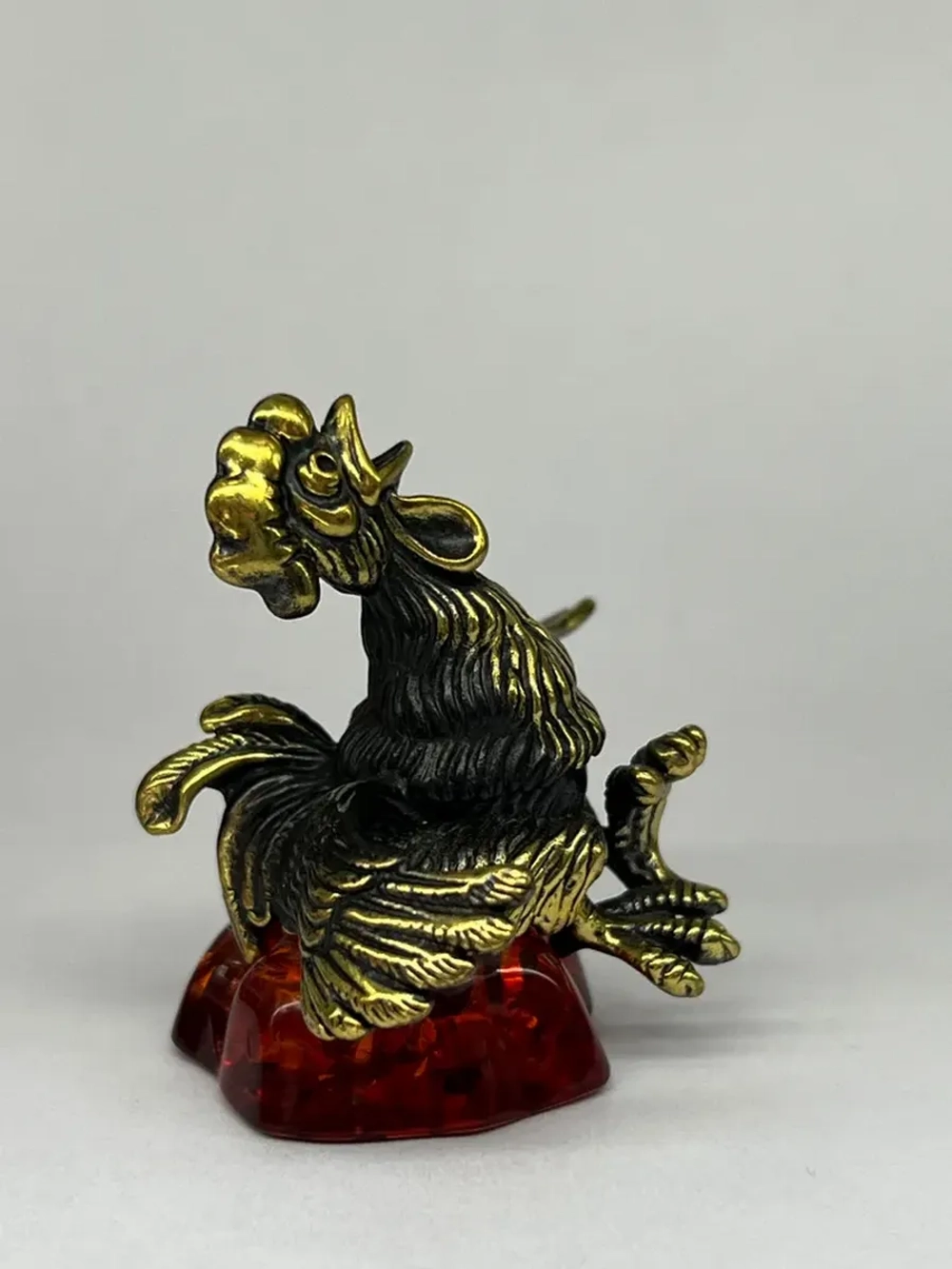 Бронзовая статуэтка на янтаре