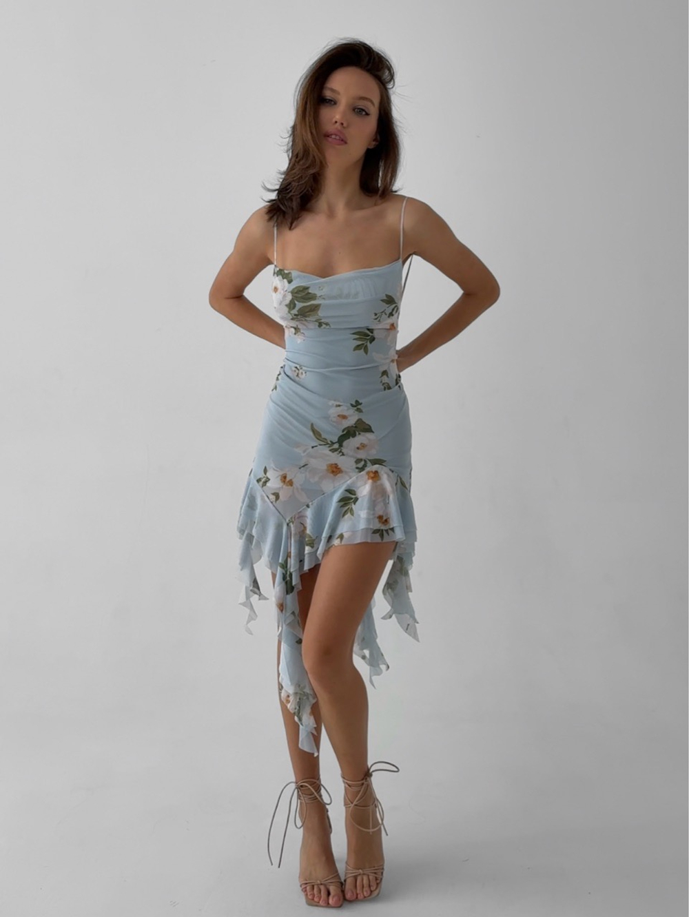 Платье короткое, на тонких бретелях, с воланами, с цветочным принтом