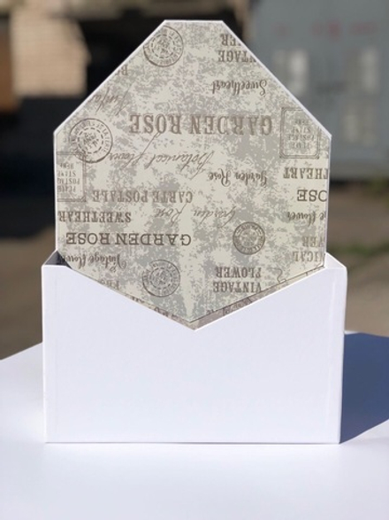Картонная коробка для цветов в форме конверта . Цвет:Белый .Розница 400 рублей .