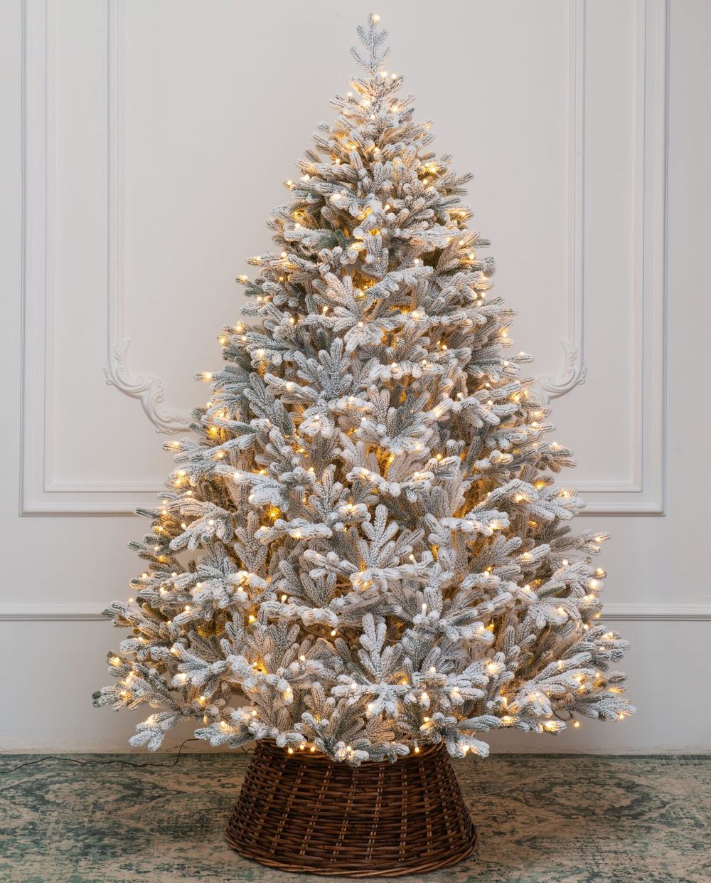 Заснеженная елка с гирляндой «Швейцарская» (Литая хвоя) 3 м