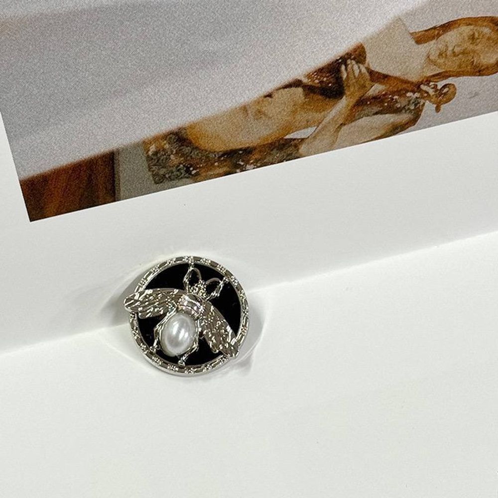 Объемные жемчужные пуговицы Пчела