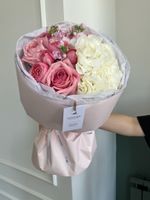 Букет из гортензии, маттиолы, одноголовой и кустовой пионовидной розы