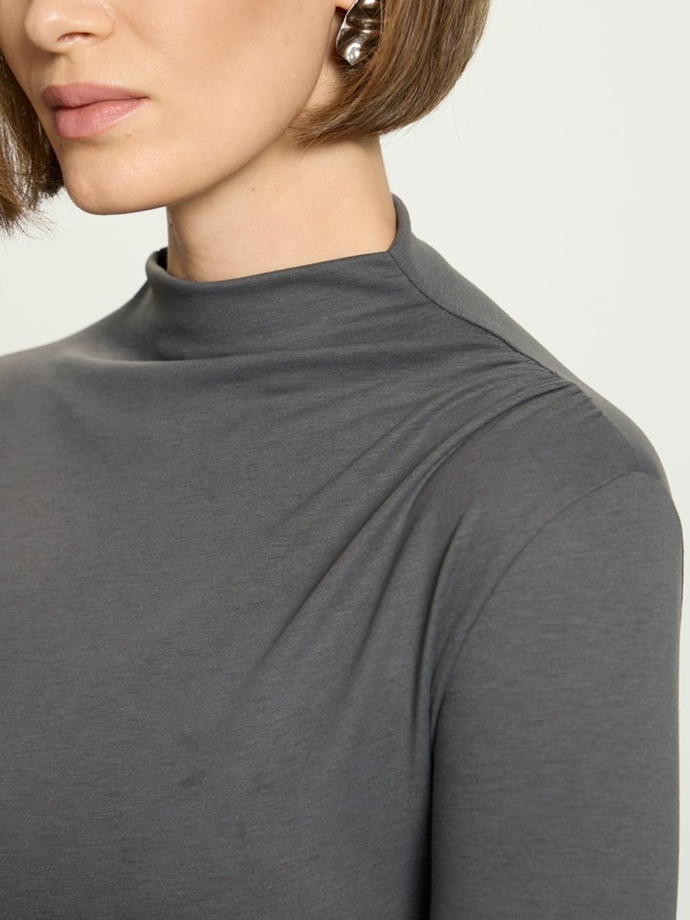 Лонгслив с драпировкой серый