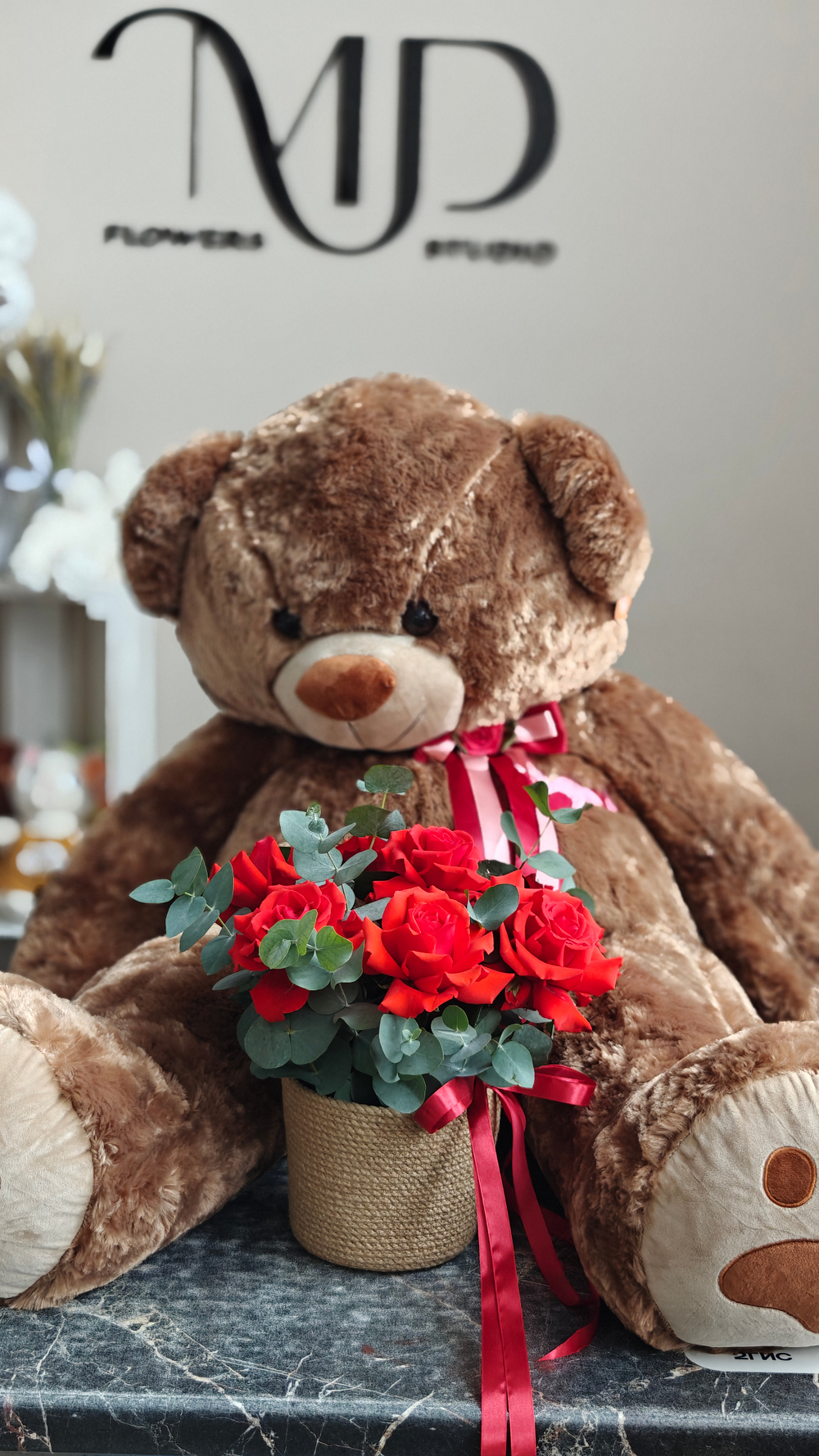 Медведь плюшевый+ композиция в джуте с французскими розами Нина
