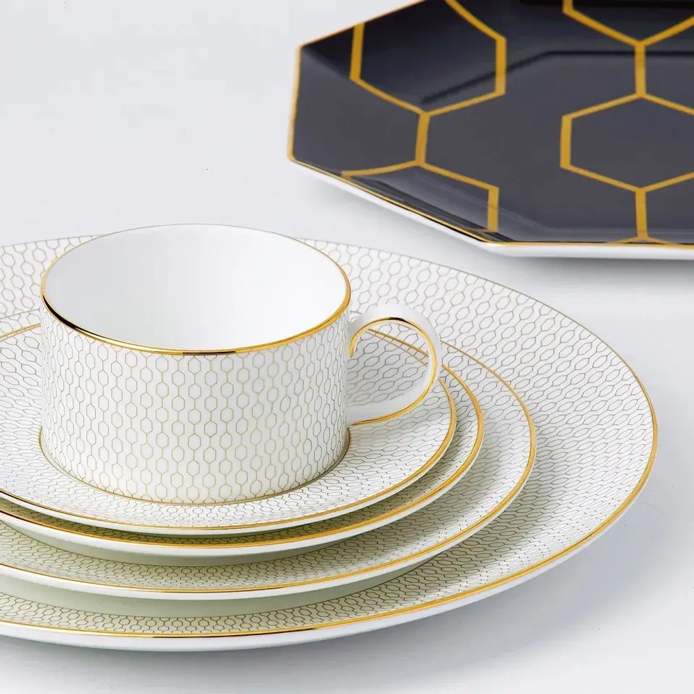 Wedgwood Овальное блюдо Gio Gold 33 см