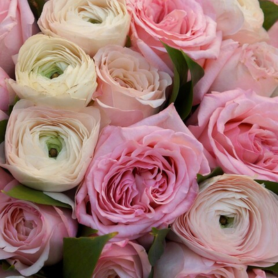 2. Большой букет из роз и ранункулюсов