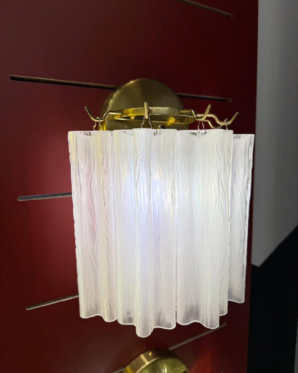 Элегантное настенное бра с фактурным стеклом