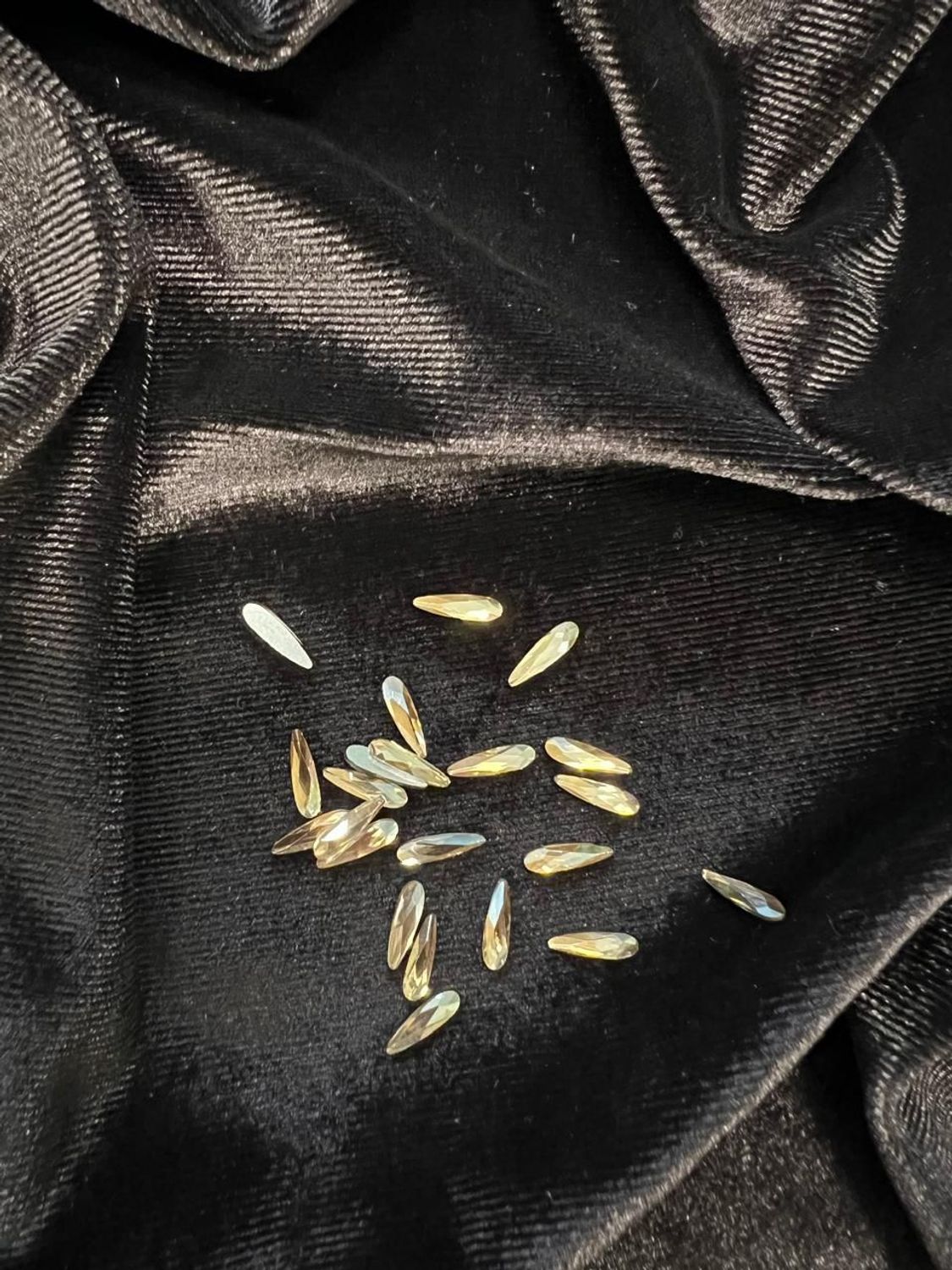 Стеклянные стразы 3*10 мм (25шт)цвет светлое золото