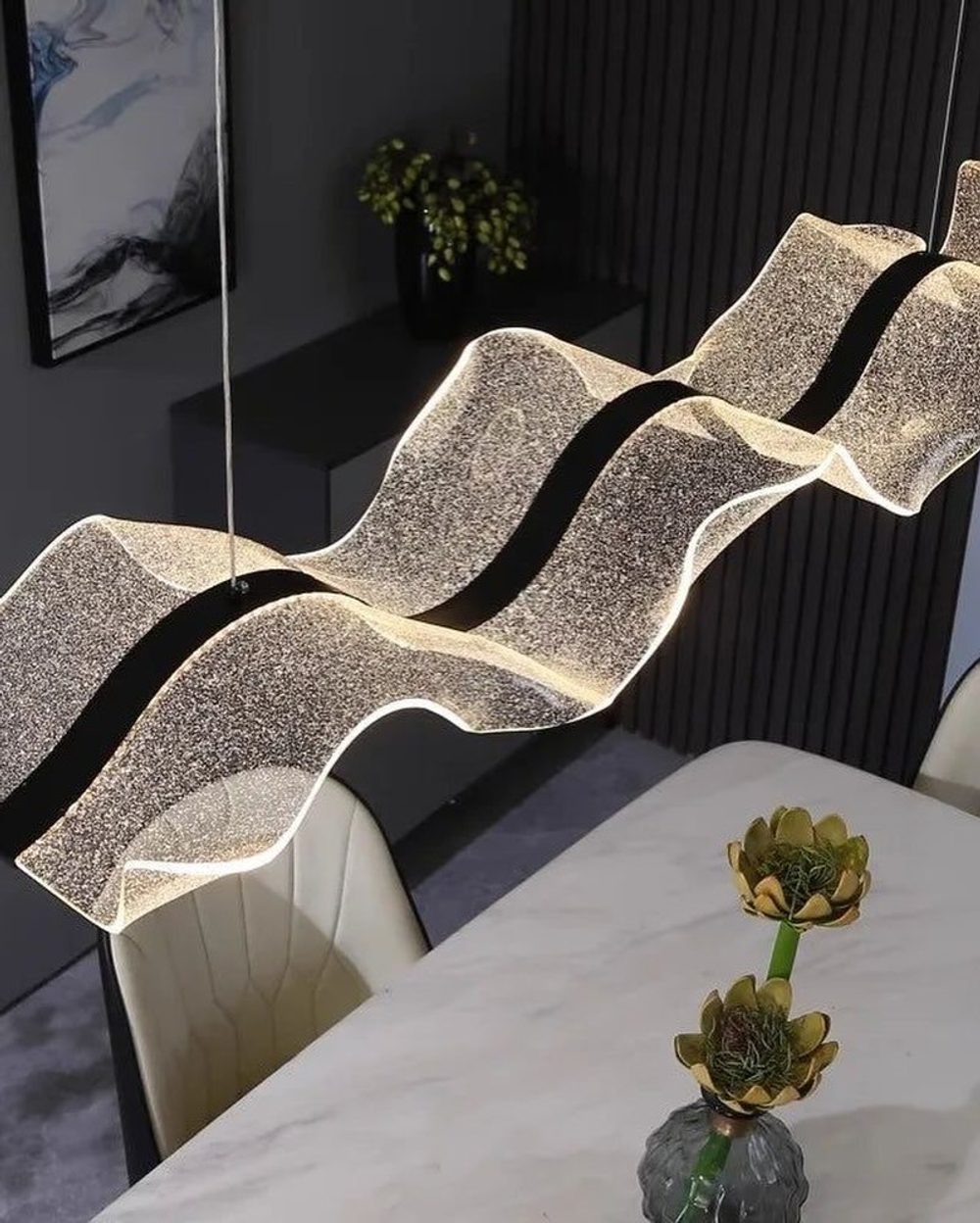 Эффектная подвесная люстра в форме волны