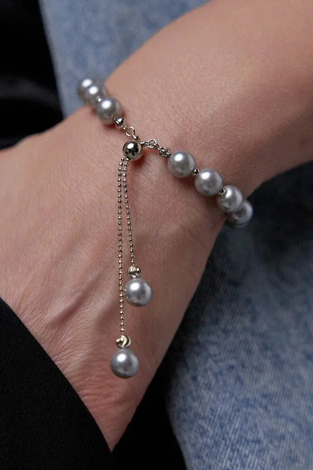 Браслет из серо-зеленого жемчуга 0,6 см на бегунке, оттенок серебро