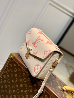 Louis Vuitton Pochette Metis