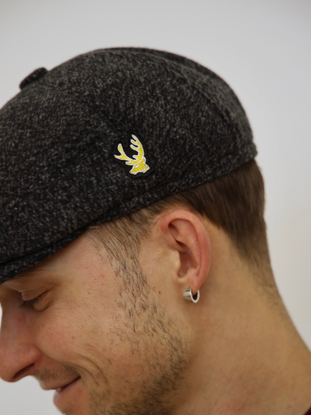 Кепка серый мелажн Город Горький олень желтый