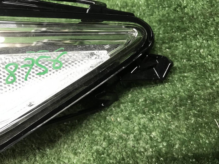 Стекло фары левое Toyota Camry xv70 (2017-2021)