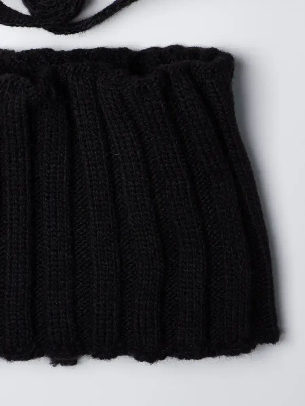 Шапка детская с помпоном на завязках