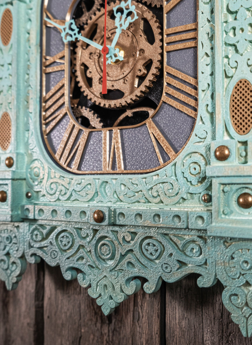 Фрагмент мятных резных часов-наличника WOODandROOT, видна слоистая покраска и аккуратные золотистые акценты, подчёркивающие глубину орнамента.