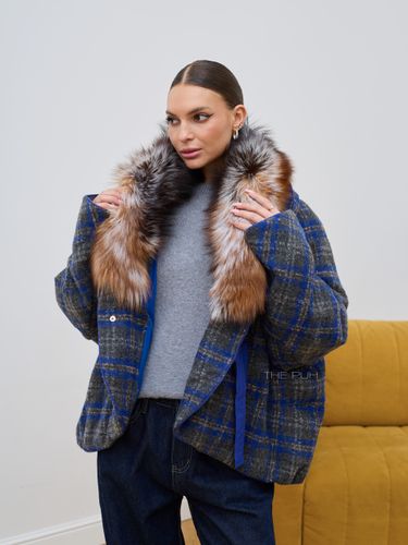 Синий текстильный пуховик в клетку с мехом енота