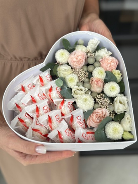Трепетная композиция из сезонных цветов нежных оттенков и конфет Raffaello от Флора Маркет, размер S