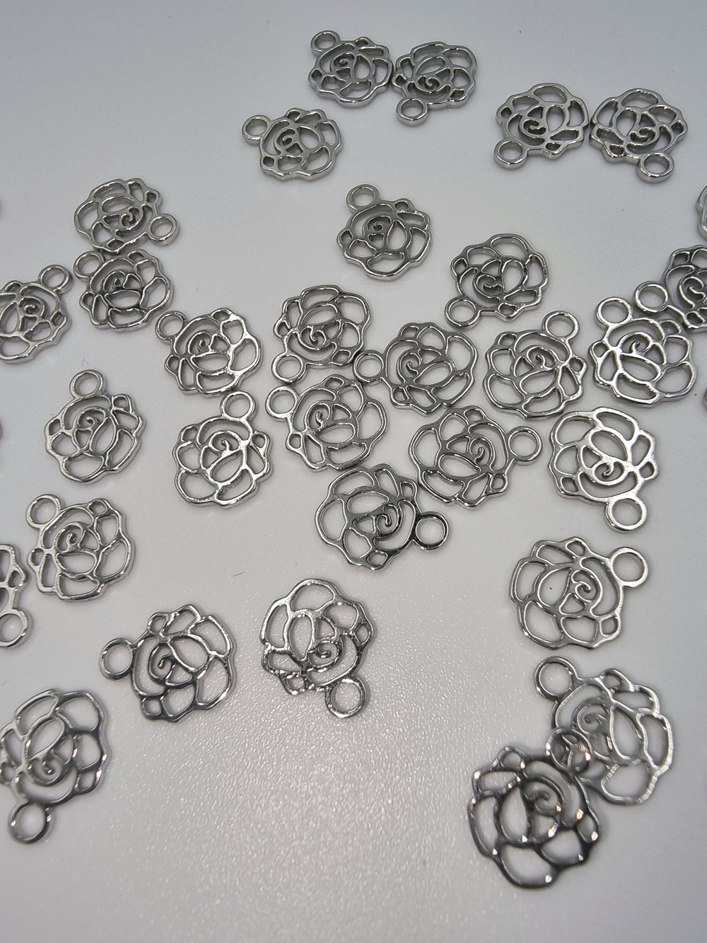 Подвеска-украшение для нижнего белья розочка серебро