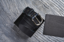 Ремень из текстурной итальянской кожи, цвет «грозовой», хромированная пряжка