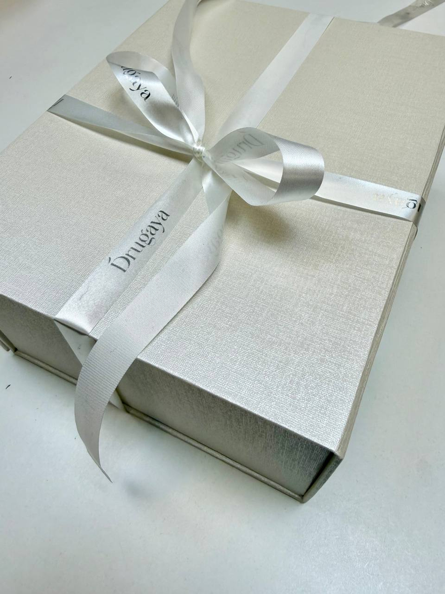 Коробка подарочная белая