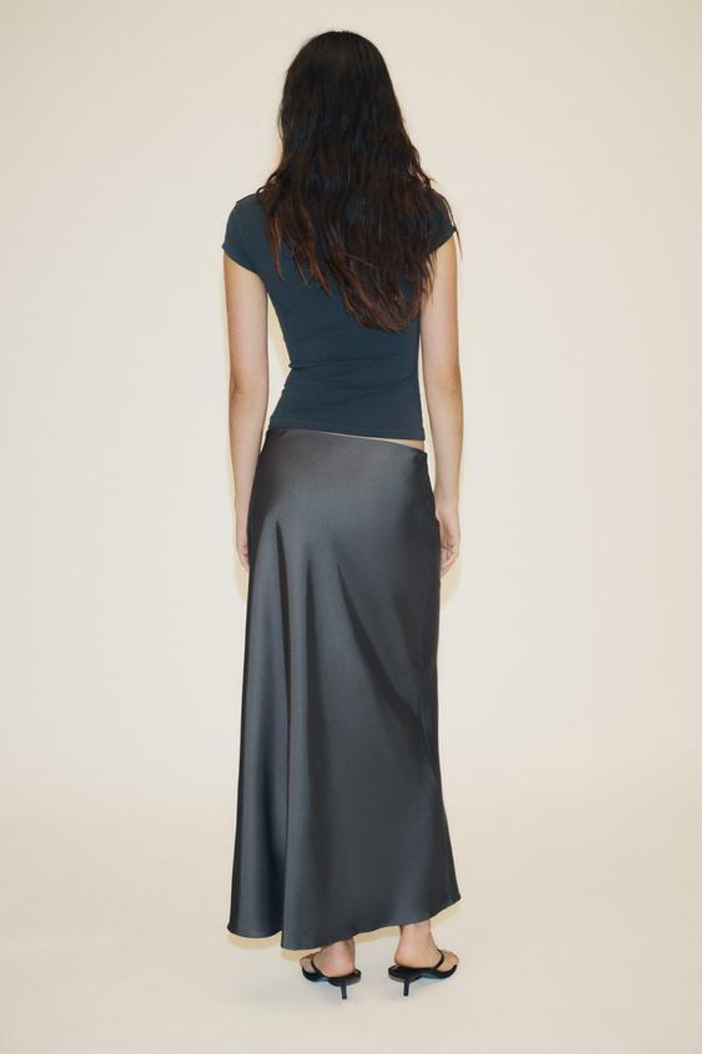 ZARA АТЛАСНАЯ ЮБКА МИДИ, ТЕМНО-СЕРЫЙ