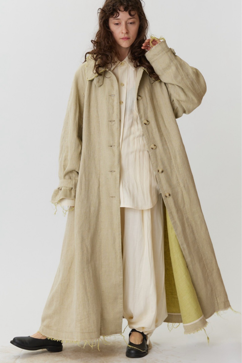 Объемный плащ из серо-зеленого льна