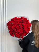 Моно букет из кустовых роз в красном оттенке 25 шт