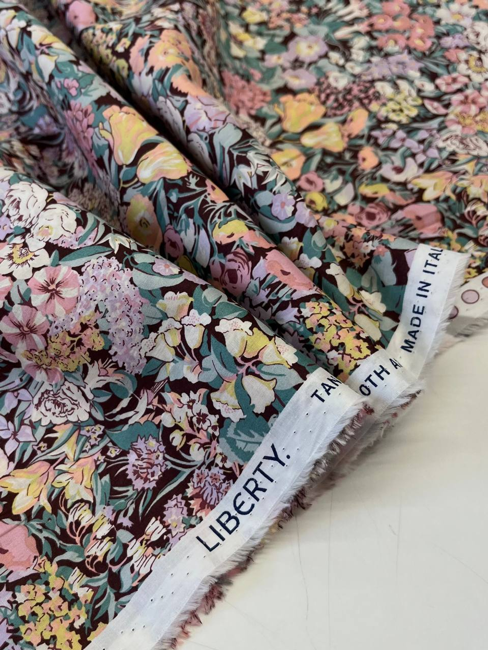 Хлопок Liberty вишневый с цветочным принтом Tana Lawn™ Cotton - The 150th Anniversary Collection