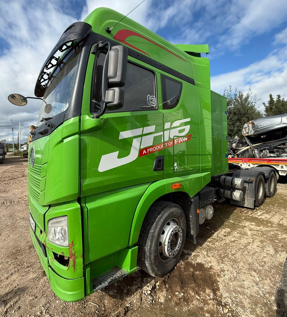 FAW JH6 6x4 Седельный тягач CA4250P25K15T1NE5A80 (Газовый, 12,5 л, 430 л.с., МТ)