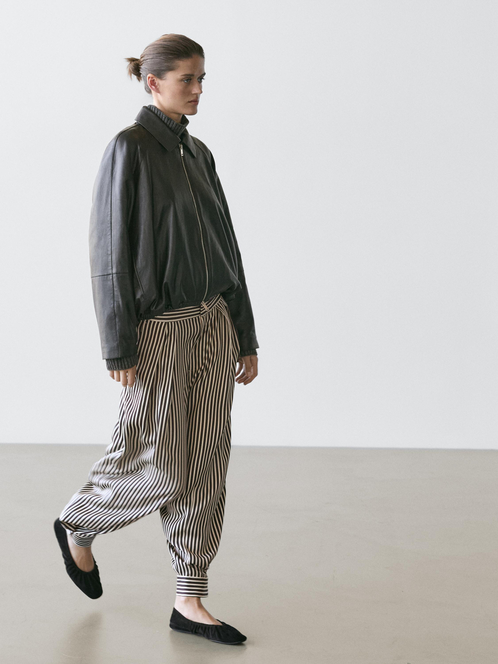 Massimo Dutti Полосатые драпированные брюки с вытачками, черный/белый