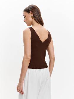 Топ с фигурным вырезом