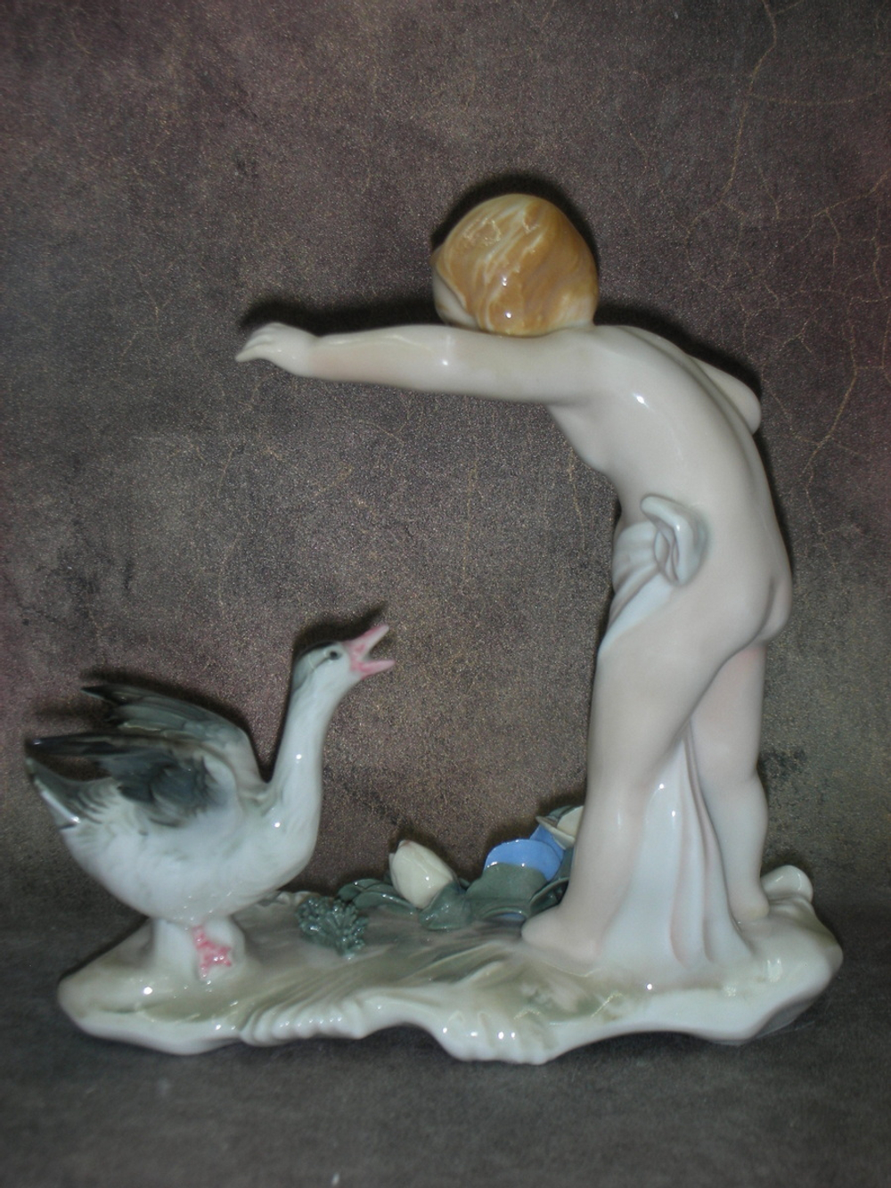 Статуэтка. Фарфор. Девочка и гусь. Karl ENS. Германия