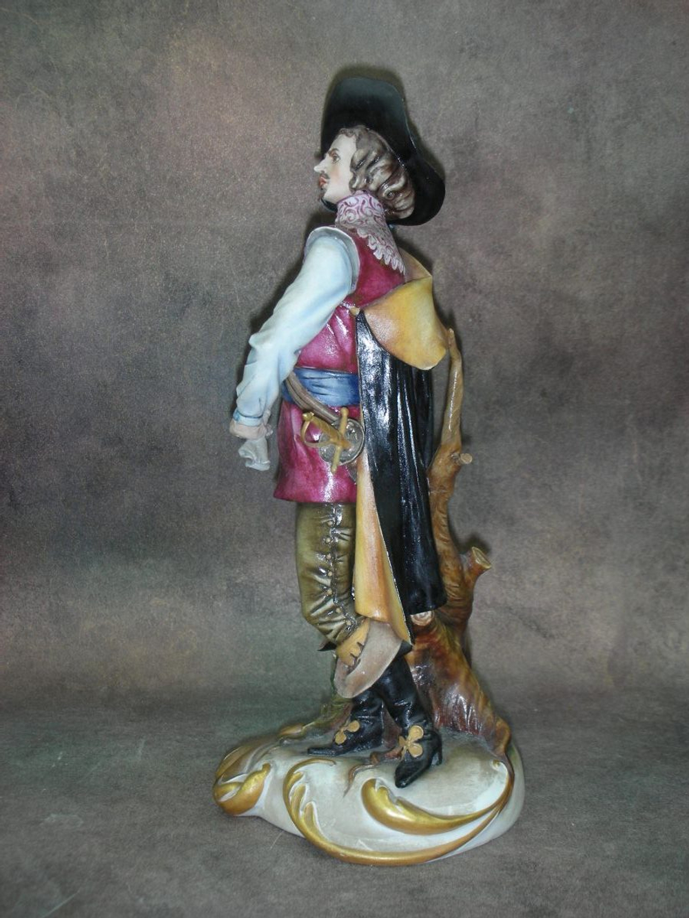 Статуэтка. Фарфор. Мушкетёр. Capodimonte. Италия