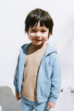 ZARA ТОЛСТОВКА НА МОЛНИИ С ВЫШИТЫМ ЛОГОТИПОМ, ЛИНЯЛЫЙ СИНИЙ