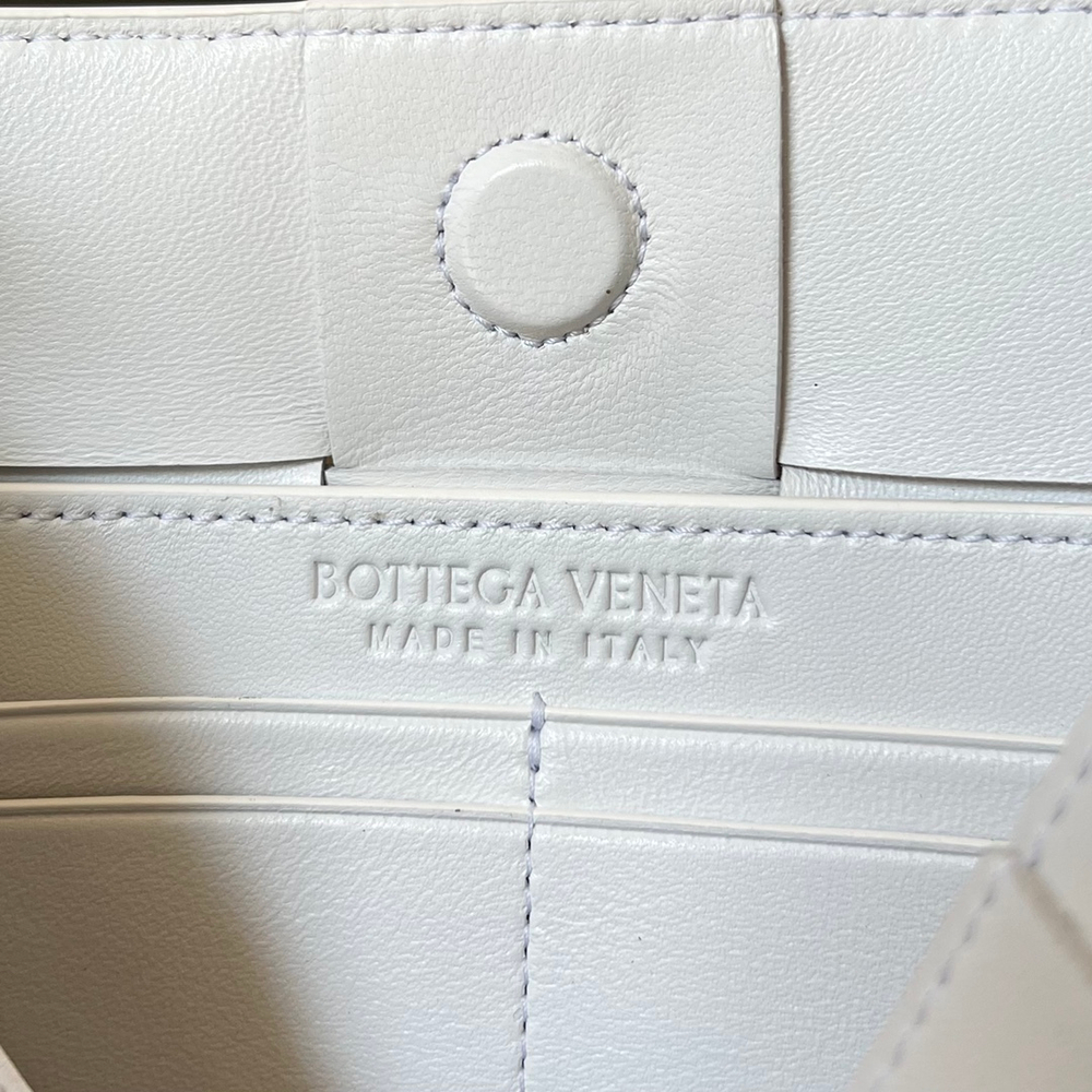 Bottega Veneta Cassette Pouch On Strap 22 cm