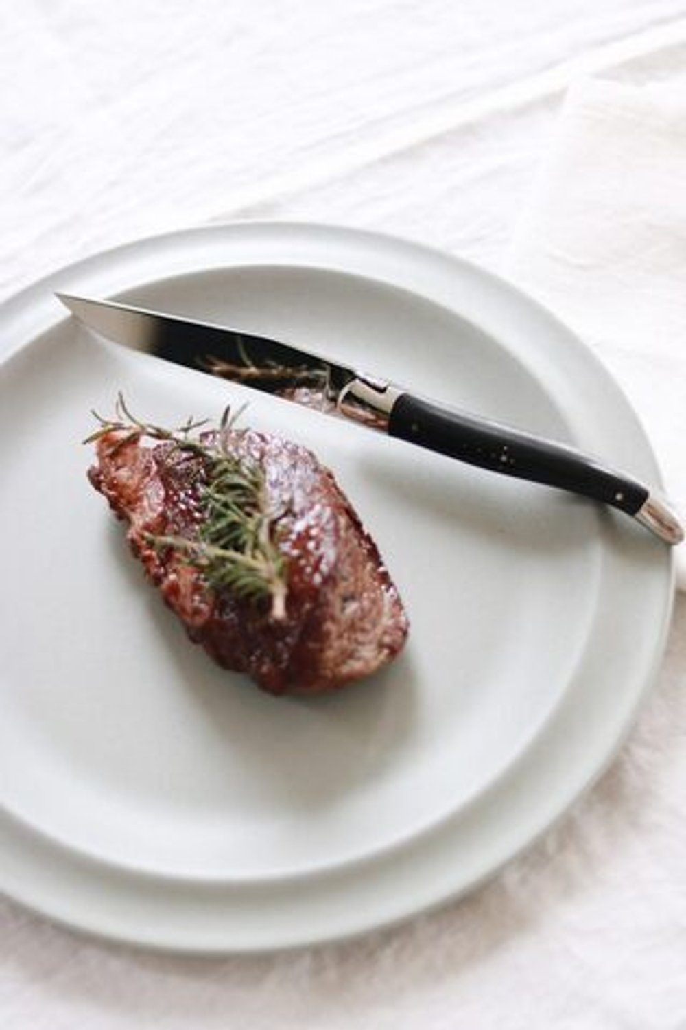 Set of 2 table knives, 2 stainless steel bolsters, dark horn tip handle