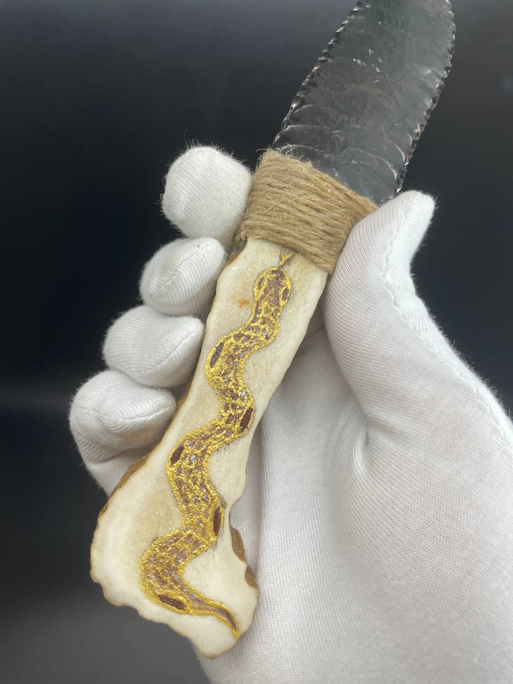 Обсидиановый нож с рукояткой из рога оленя с рисунком змеи 17 см