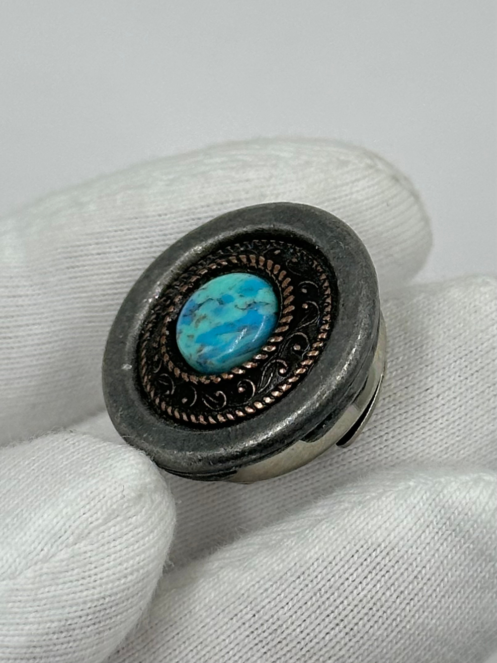 Накладка на пуговицу с голубой вставкой