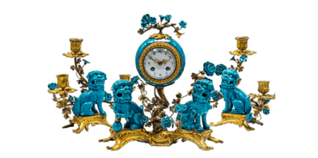 <span style="font-family: 'PT Serif', serif; letter-spacing: 0.1em; font-weight: bold; display: block; margin-bottom: 4px;">ГАРМОНИЯ ПРЕДМЕТОВ</span> <span style="color:#9d821c; font-size:14px; font-style:italic; font-family: 'PT Serif', serif; letter-spacing: 0;">Фарфор, бронза и старинные часы</span>