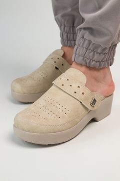 501 | "Natasa" | Бежевые женские медицинские сабо с закрытым носом